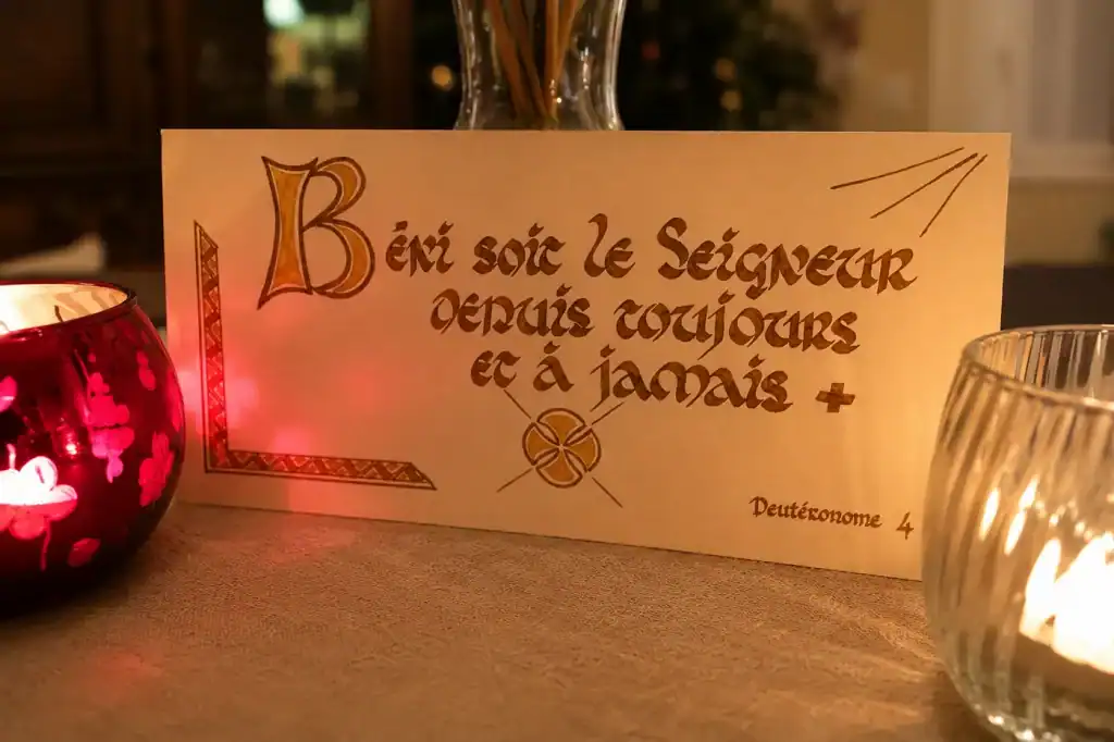 Carte calligraphiée et bougies lors d’un temps de récollection